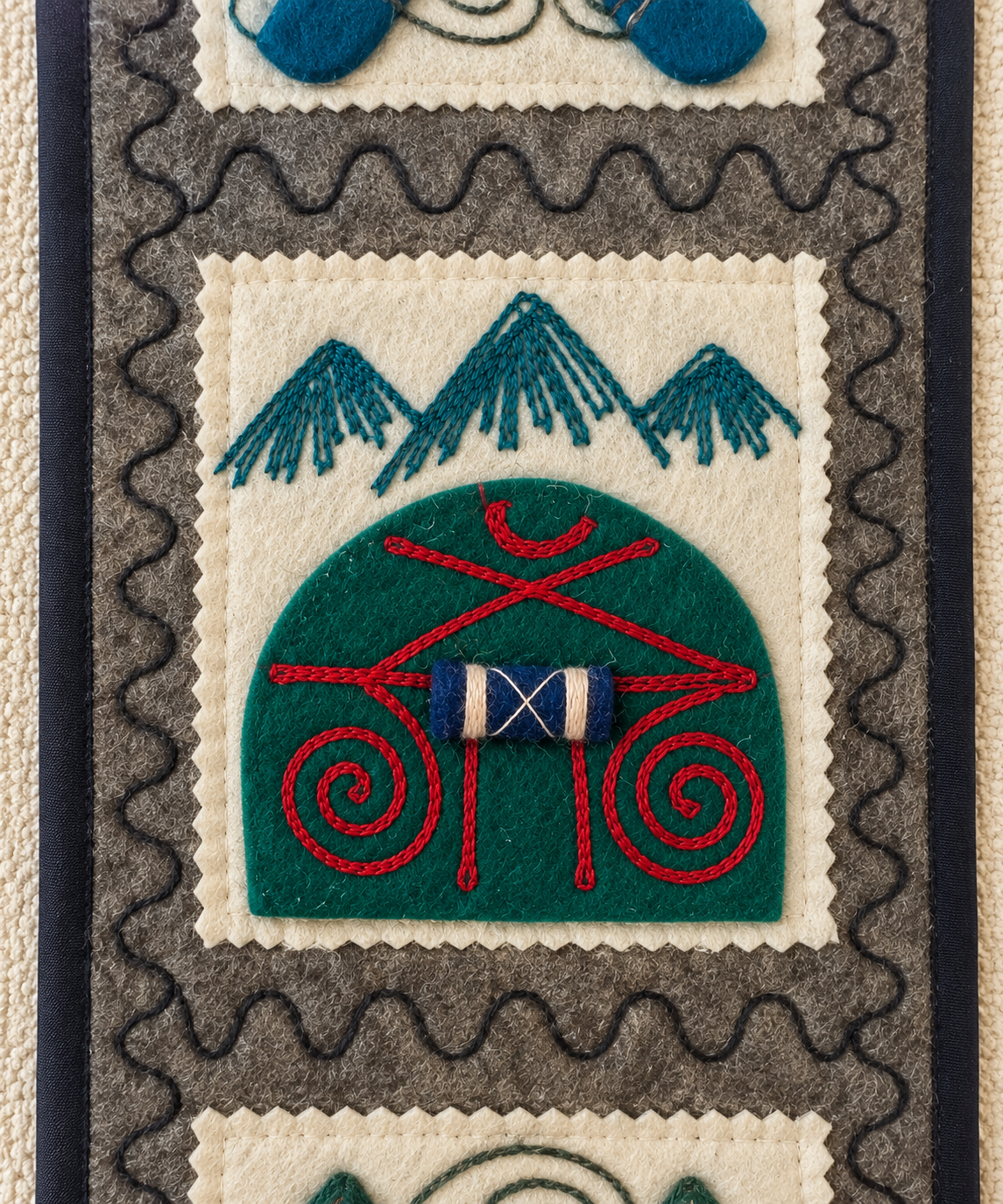 "Caravan Tales" felt organizer - Blue Camel & Green Yurt