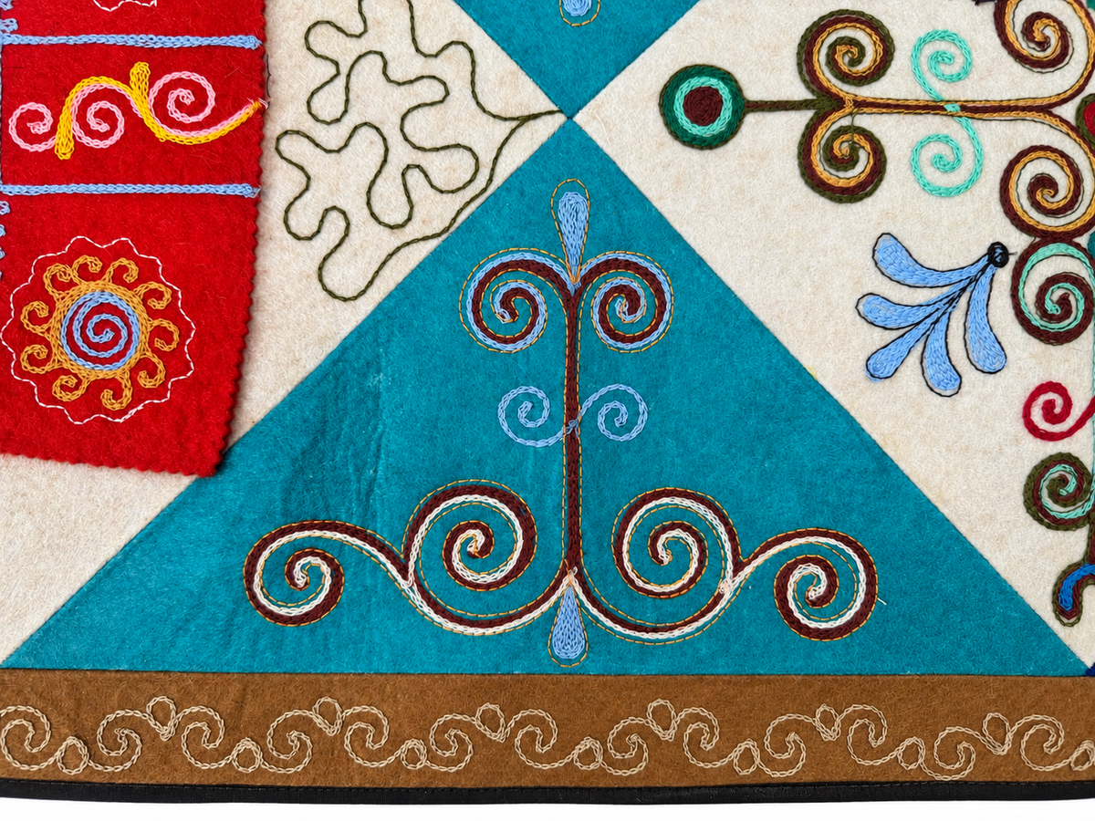 Pannello di feltro "Birth of Traditions" - Blue & Red