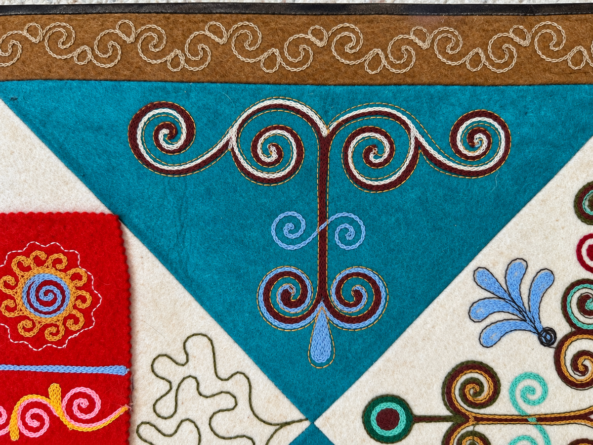 Pannello di feltro "Birth of Traditions" - Blue & Red