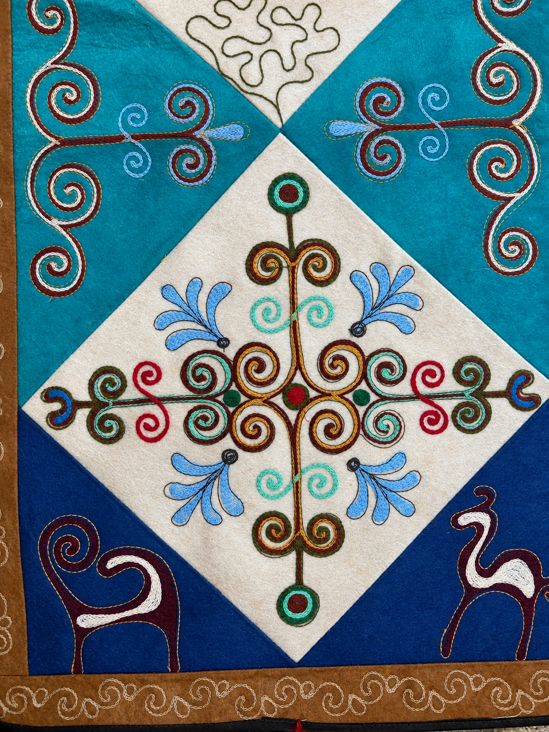 Pannello di feltro "Birth of Traditions" - Blue & Red