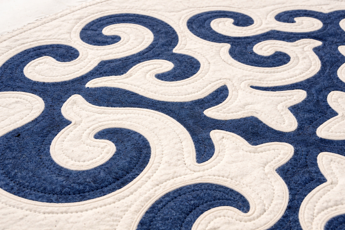 Ivory&Blue round Syrmak